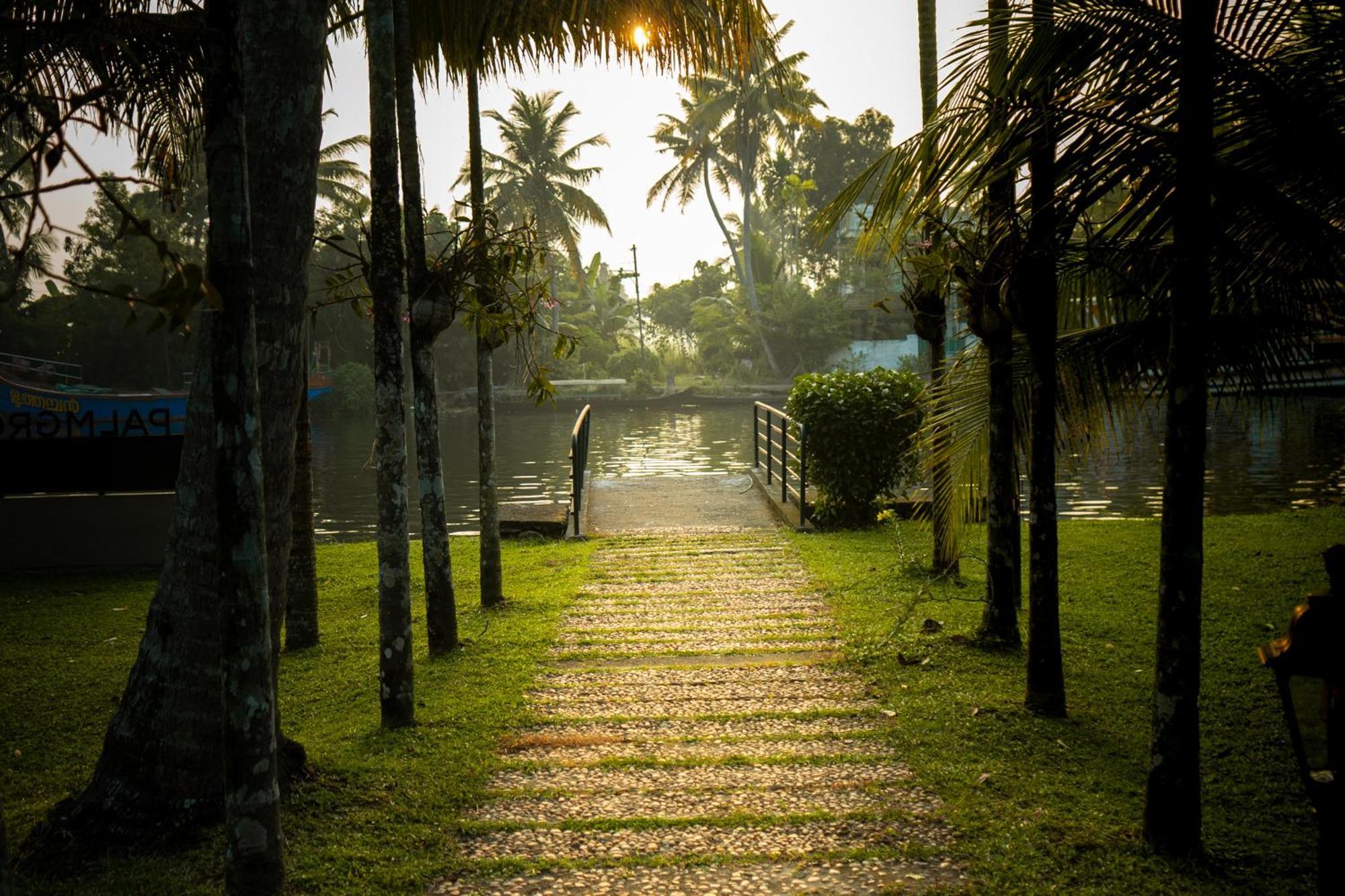 Palmgrove Lake Resort Alappuzha المظهر الخارجي الصورة